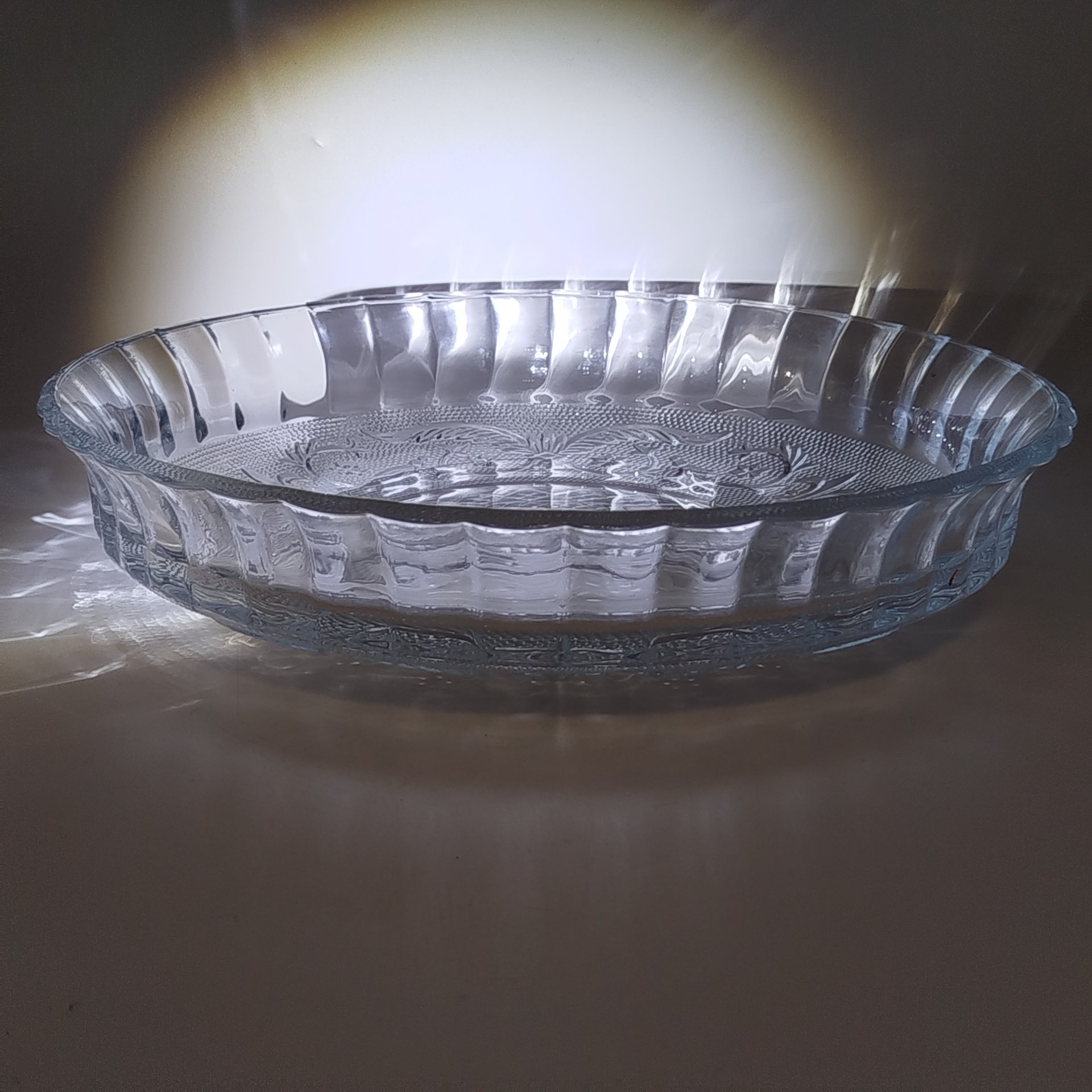 Ваза для сервировки (тортница) с высоким бортом и орнаментальным декором