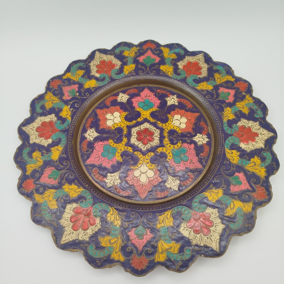 Настенная тарелка с растительным декором, латунь, эмали, Индия, 1970-1990 гг.