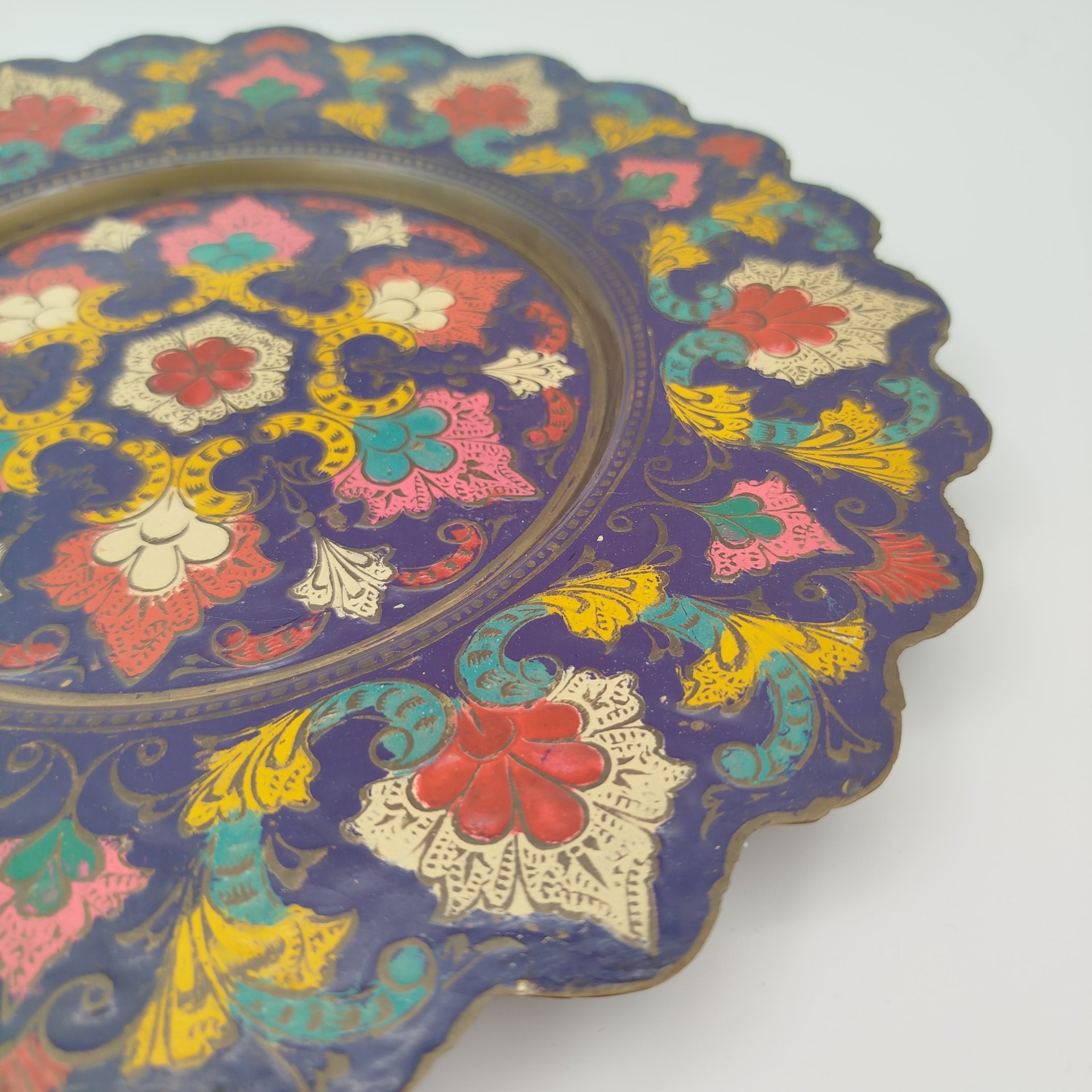 Настенная тарелка с растительным декором, латунь, эмали, Индия, 1970-1990 гг.