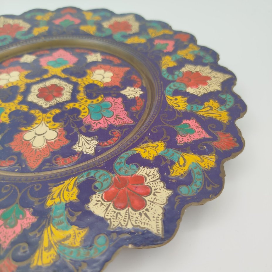 Настенная тарелка с растительным декором