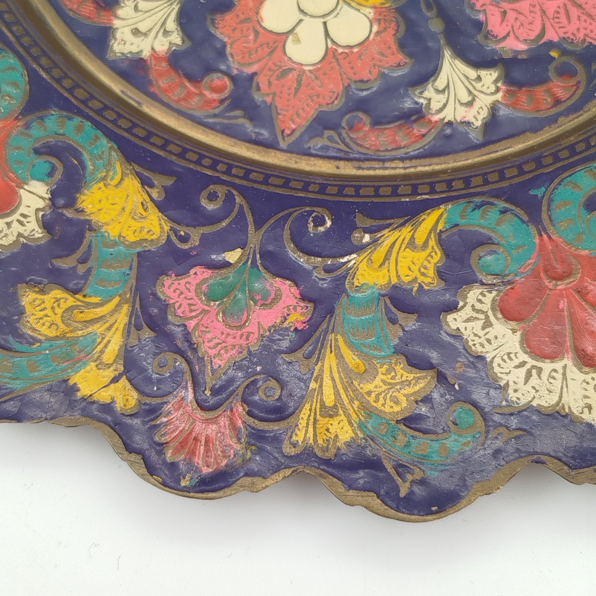 Настенная тарелка с растительным декором, латунь, эмали, Индия, 1970-1990 гг.