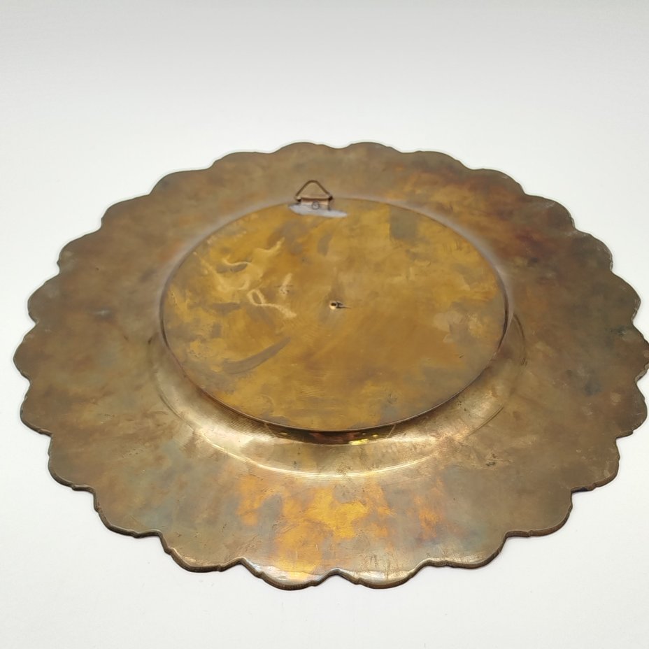 Настенная тарелка с растительным декором