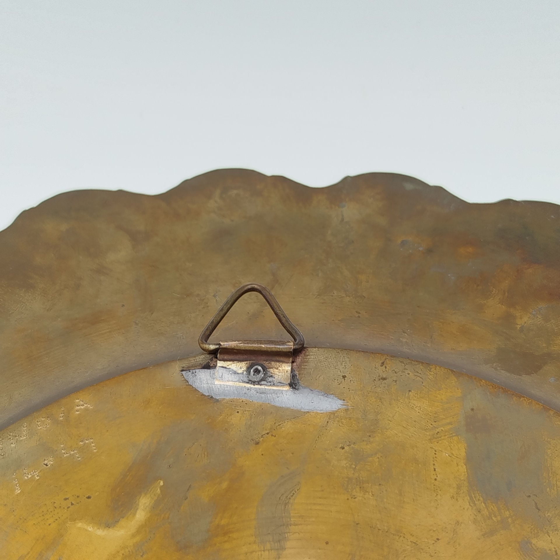 Настенная тарелка с растительным декором, латунь, эмали, Индия, 1970-1990 гг.