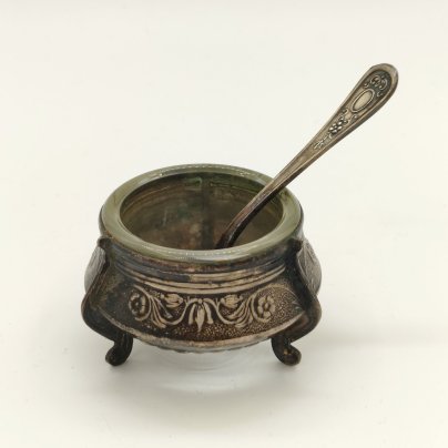 Солонка с цветочным орнаментом и миниатюрной ложечкой, мНЦ (медь-никель-цинк), стекло, Мстерский завод художественных изделий «Ювелир», СССР, 1960-1990 гг.