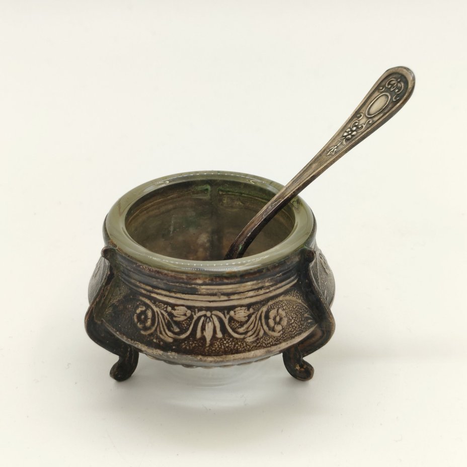 Солонка с цветочным орнаментом и миниатюрной ложечкой, мНЦ (медь-никель-цинк), стекло, Мстерский завод художественных изделий «Ювелир», СССР, 1960-1990 гг.