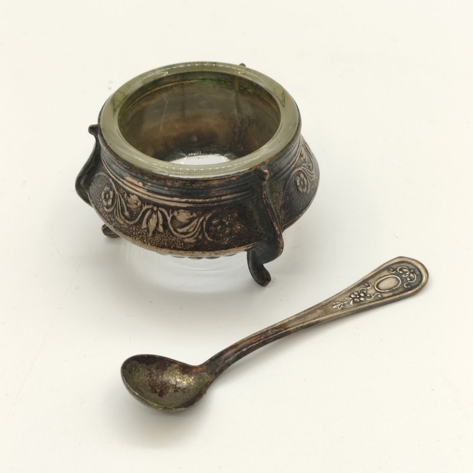 Солонка с цветочным орнаментом и миниатюрной ложечкой, мНЦ (медь-никель-цинк), стекло, Мстерский завод художественных изделий «Ювелир», СССР, 1960-1990 гг.