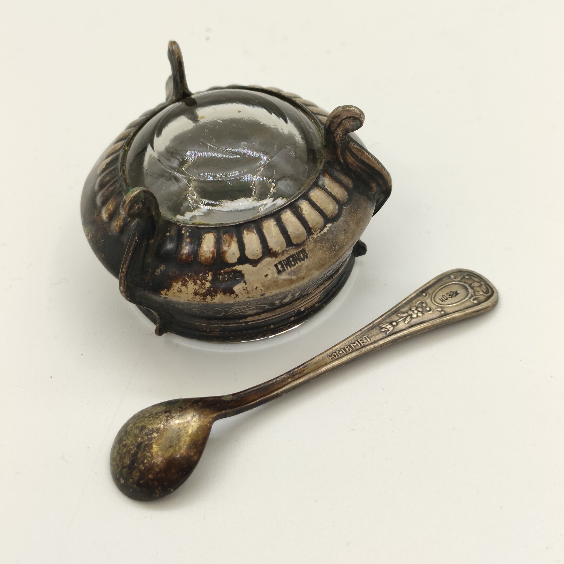 Солонка с цветочным орнаментом и миниатюрной ложечкой, мНЦ (медь-никель-цинк), стекло, Мстерский завод художественных изделий «Ювелир», СССР, 1960-1990 гг.