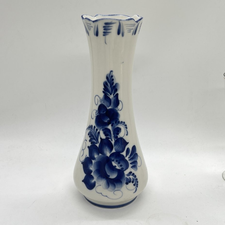 Вазочка для букета с расписным цветочным декором, Кашаева, Гжель, фарфор, роспись, Россия, 1980-2000 гг.