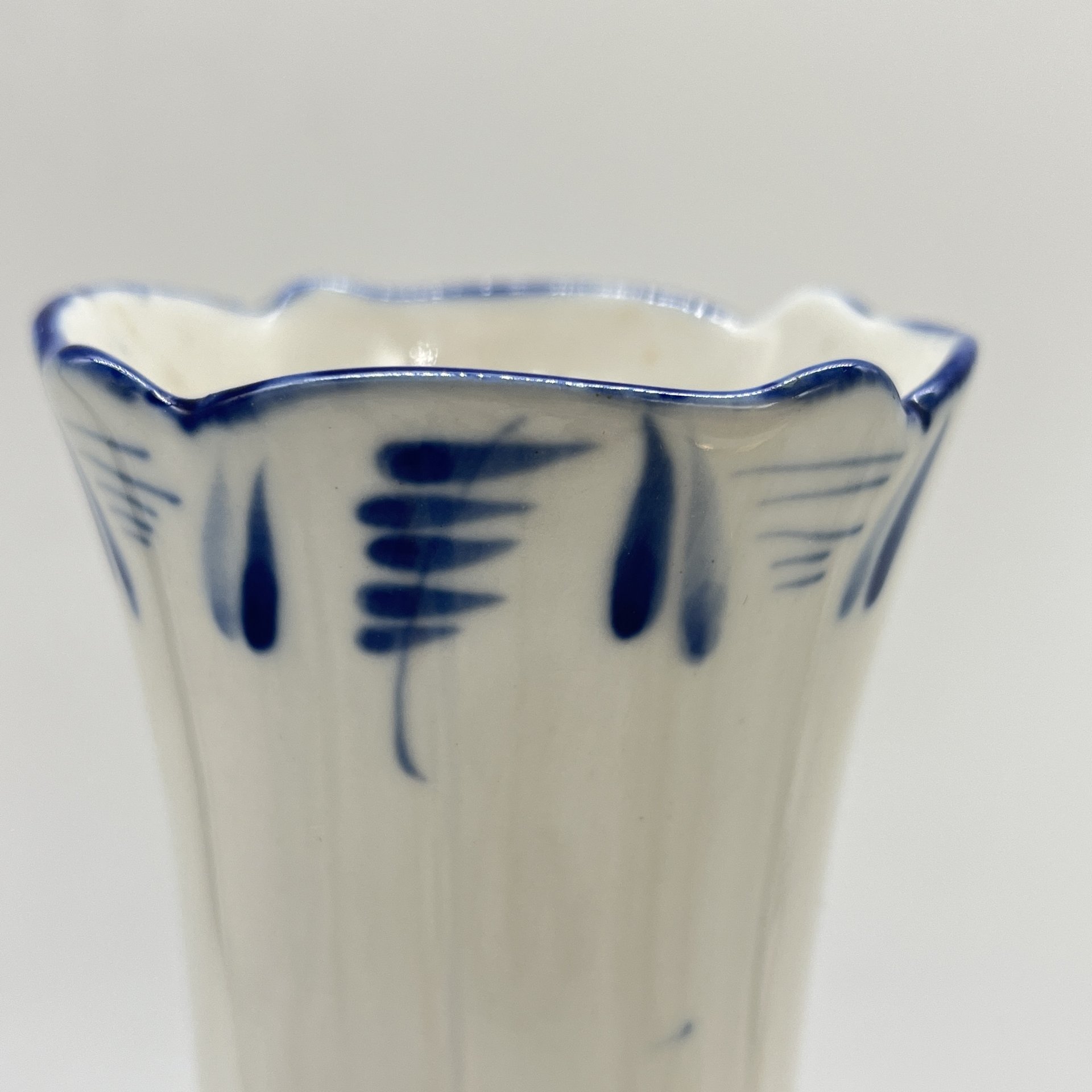 Вазочка для букета с расписным цветочным декором, Кашаева, Гжель, фарфор, роспись, Россия, 1980-2000 гг.