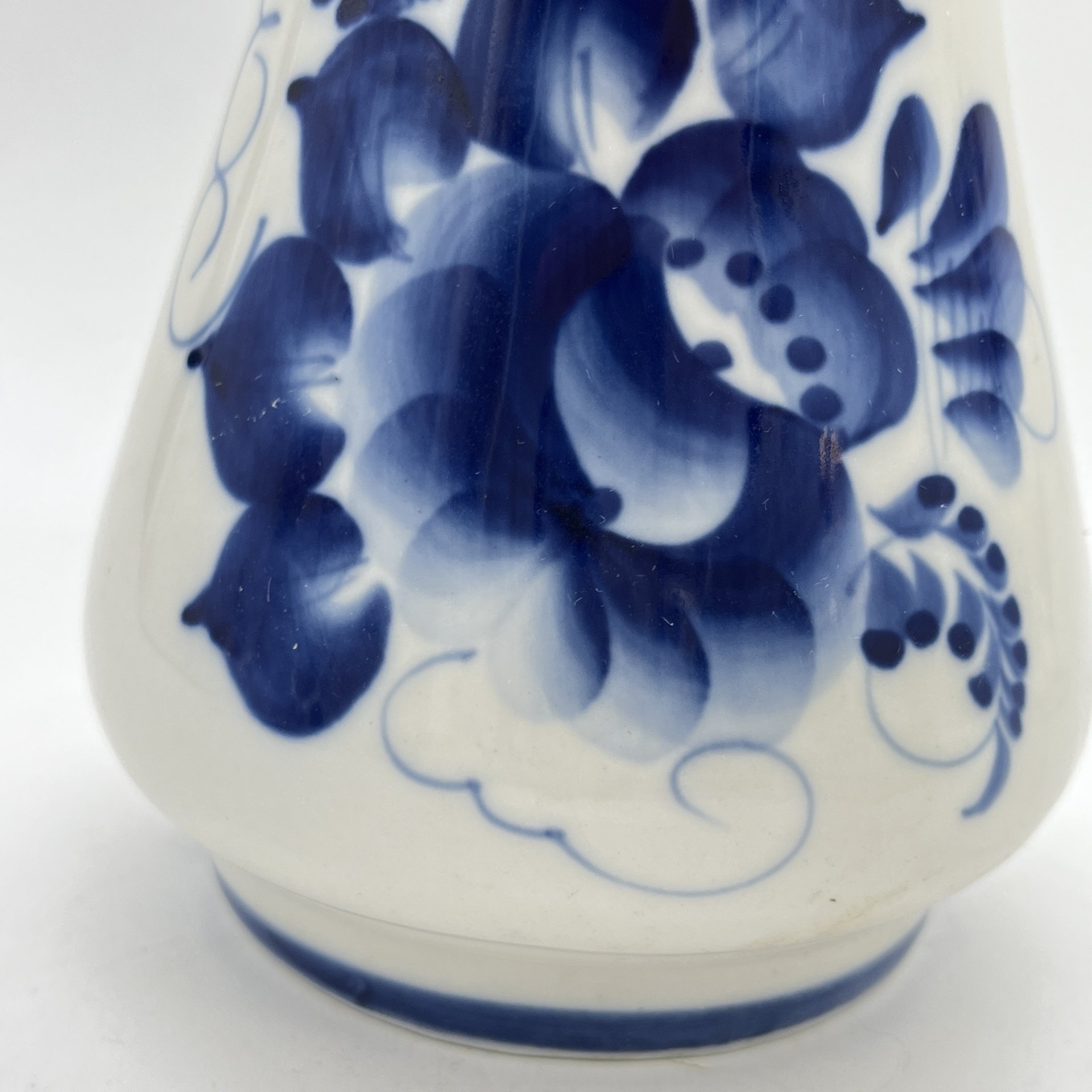 Вазочка для букета с расписным цветочным декором, Кашаева, Гжель, фарфор, роспись, Россия, 1980-2000 гг.