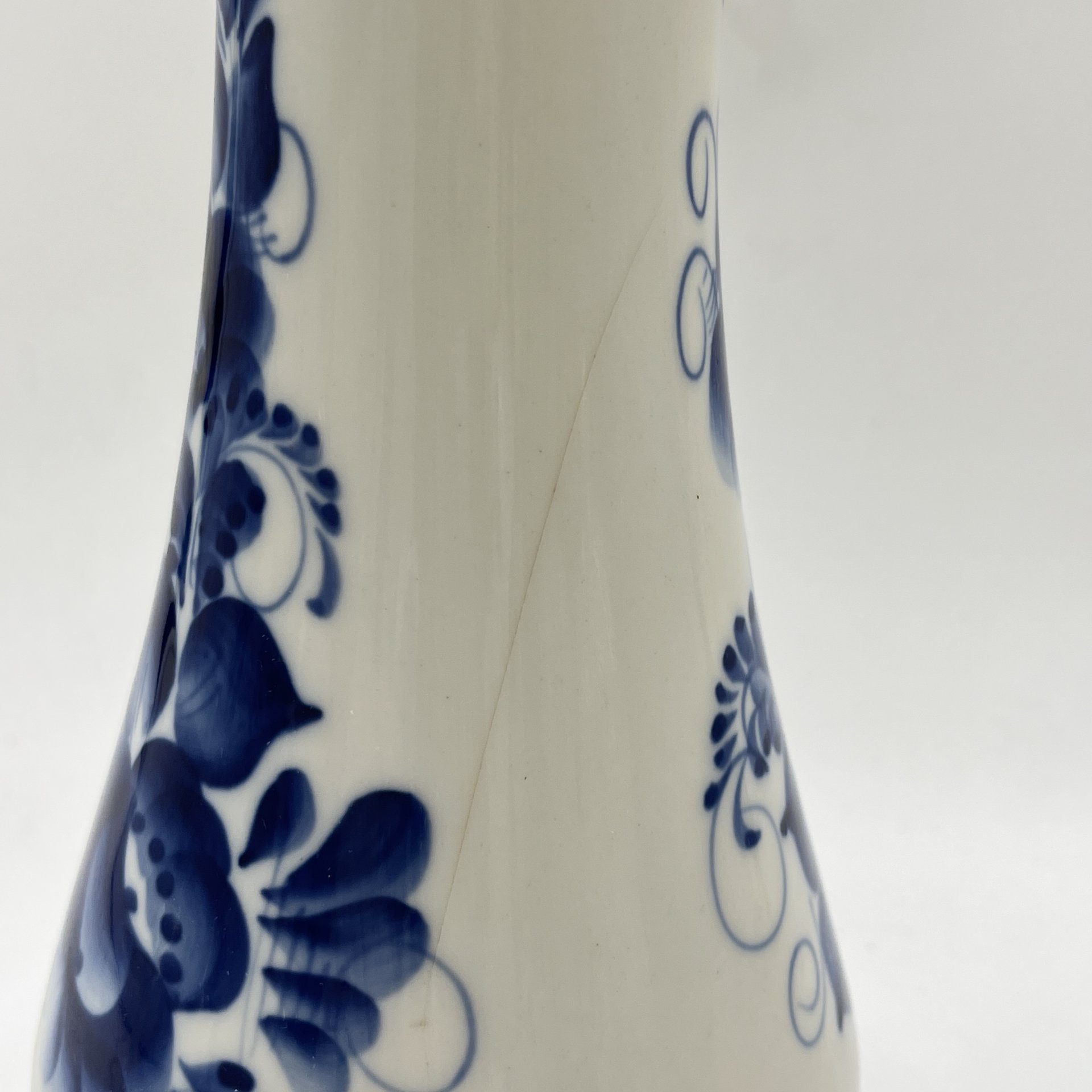 Вазочка для букета с расписным цветочным декором, Кашаева, Гжель, фарфор, роспись, Россия, 1980-2000 гг.