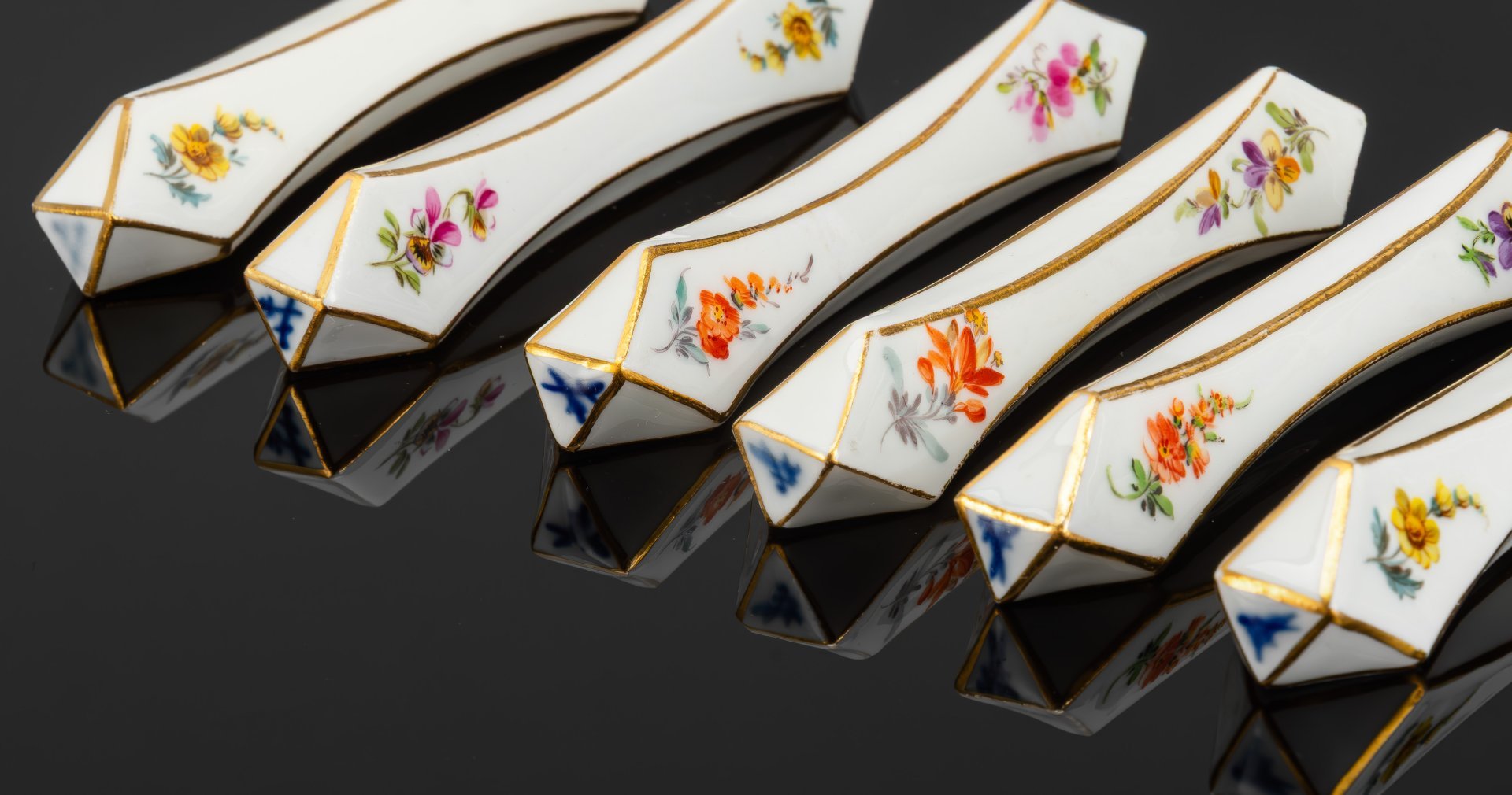 Набор из шести подставок для столовых приборов (porte-couteau), украшенных цветочным декором