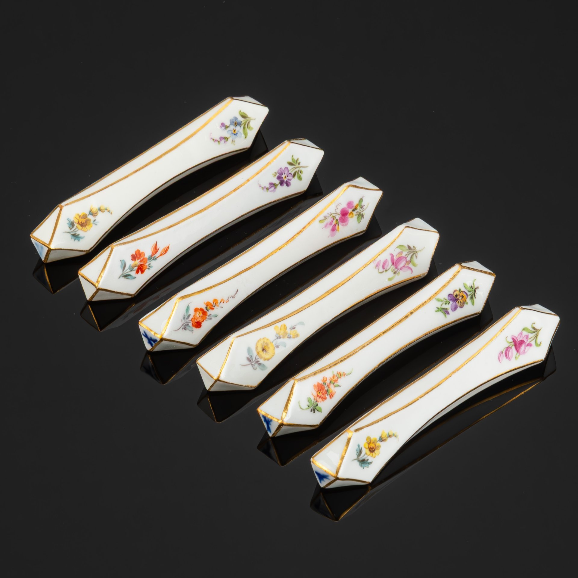 Набор из шести подставок для столовых приборов (porte-couteau), украшенных цветочным декором, Meissen (Мейсенский фарфор)