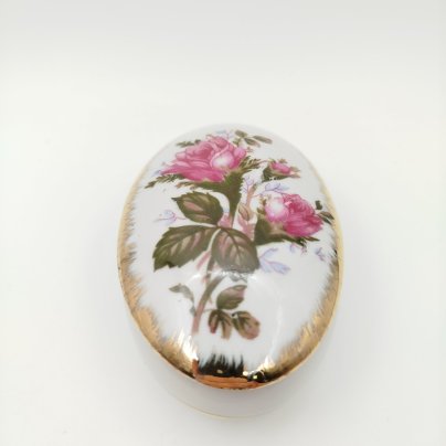 Шкатулка овальной формы с декором в виде роз, фарфор, деколь, золочение, Европа, 1980-2000 гг.