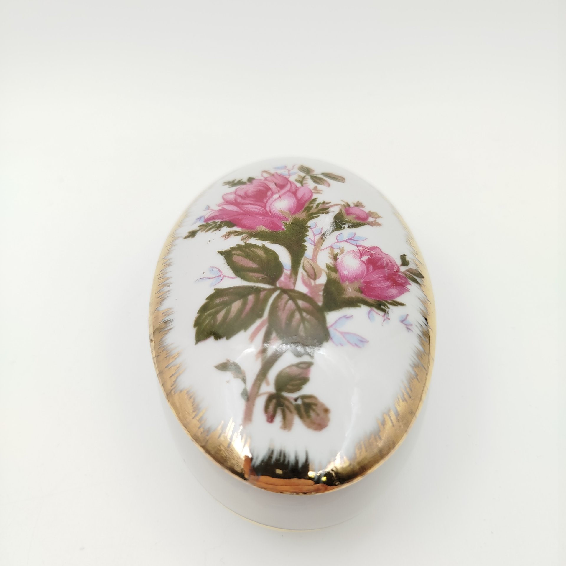 Шкатулка овальной формы с декором в виде роз, фарфор, деколь, золочение, Европа, 1980-2000 гг.