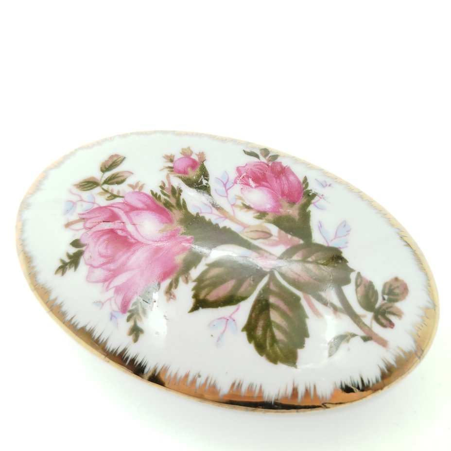 Шкатулка овальной формы с декором в виде роз