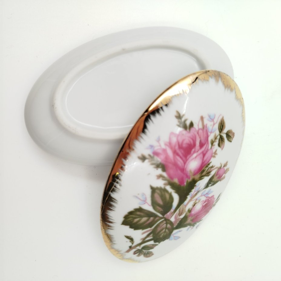 Шкатулка овальной формы с декором в виде роз