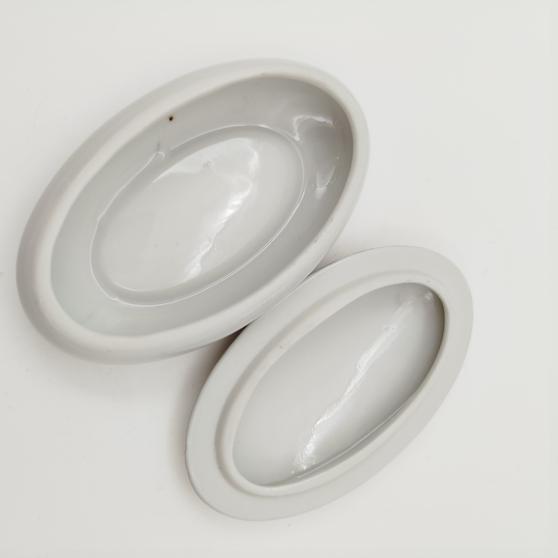 Шкатулка овальной формы с декором в виде роз, фарфор, деколь, золочение, Европа, 1980-2000 гг.