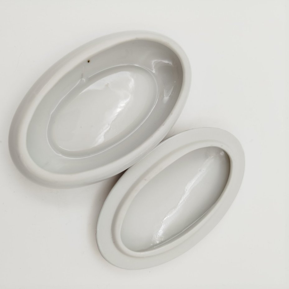 Шкатулка овальной формы с декором в виде роз