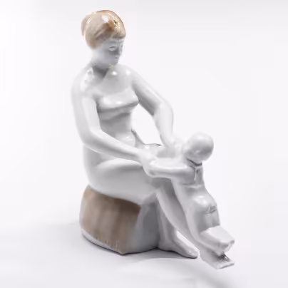 Статуэтка "Материнство", фарфор, аэрография, автор Э. Гаранько,  СССР, 1970-1980 гг.