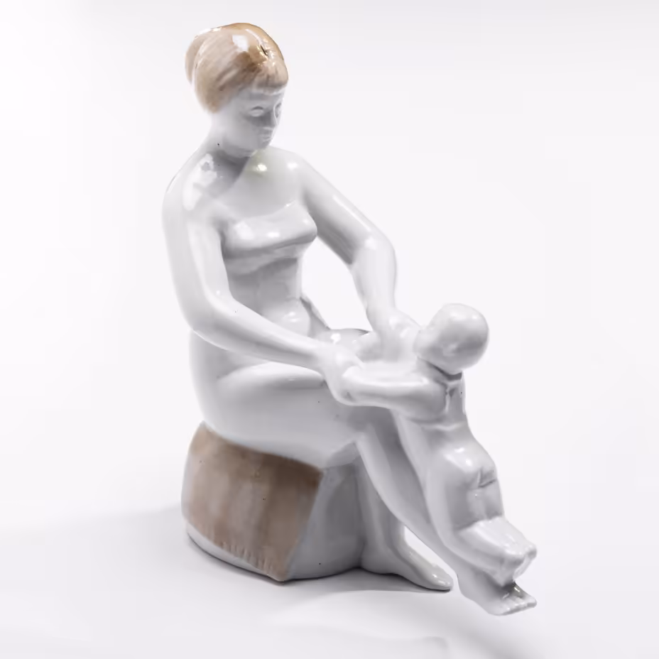 Статуэтка "Материнство", фарфор, аэрография, автор Э. Гаранько,  СССР, 1970-1980 гг.