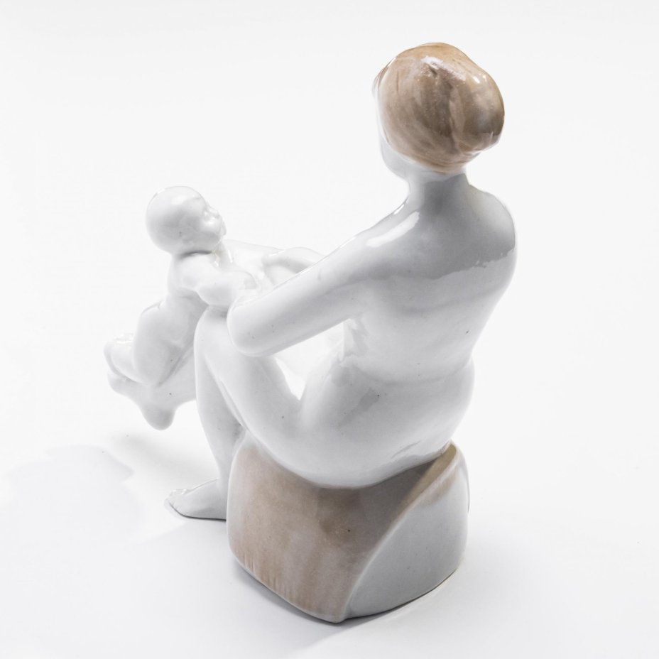 Статуэтка "Материнство", фарфор, аэрография, автор Э. Гаранько,  СССР, 1970-1980 гг.