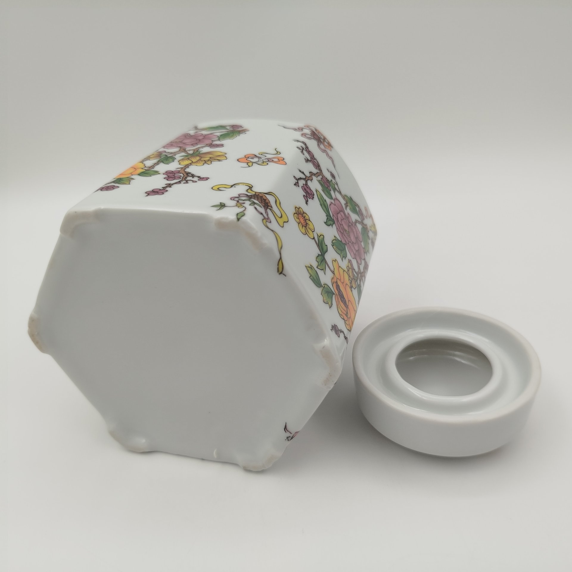 Чайница в стиле шинуазри, фарфор, деколь, Западная Европа, 1950-1980 гг.