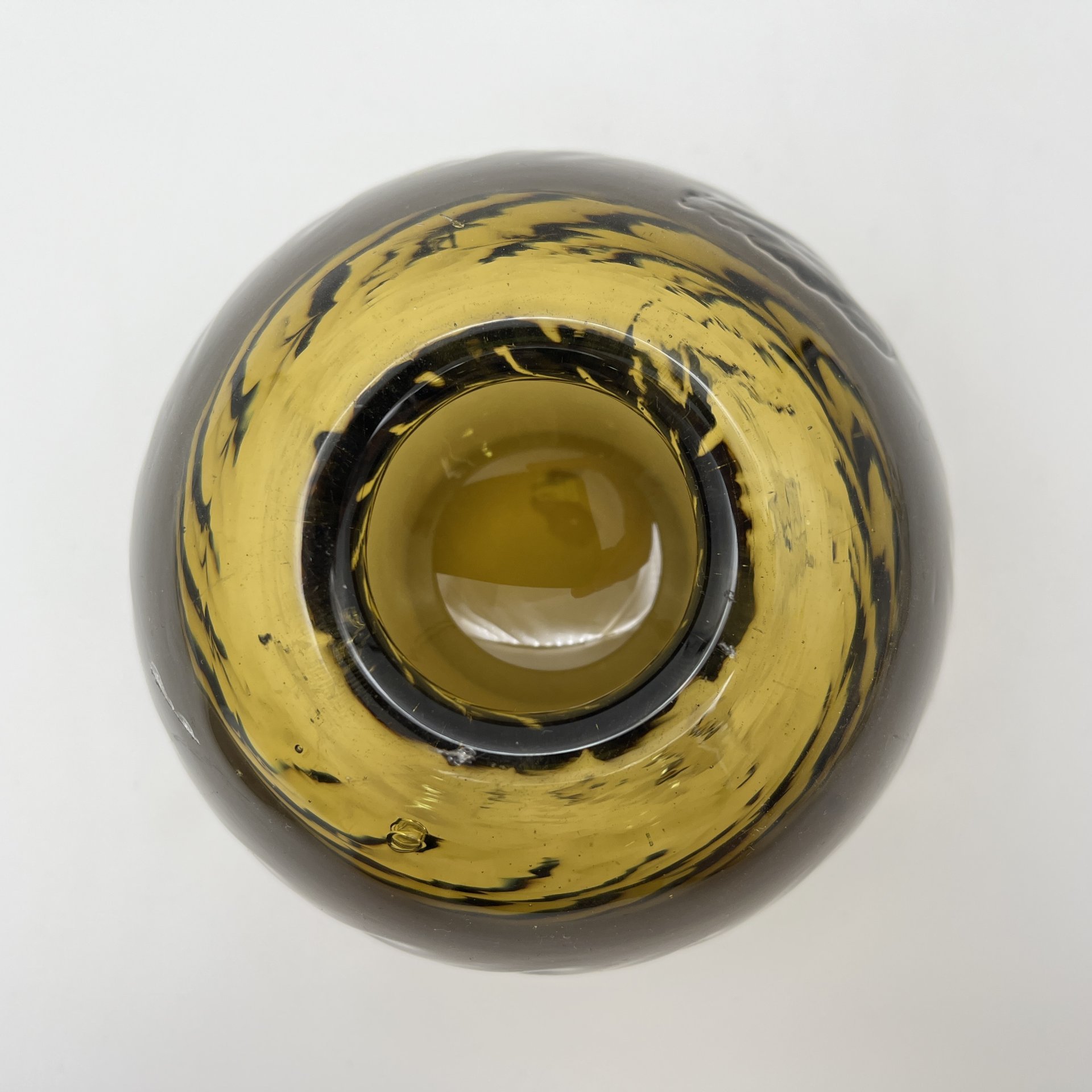 Ваза округлой формы с рельефным витым декором, стекло, гутная техника, СССР, 1970-1990 гг.