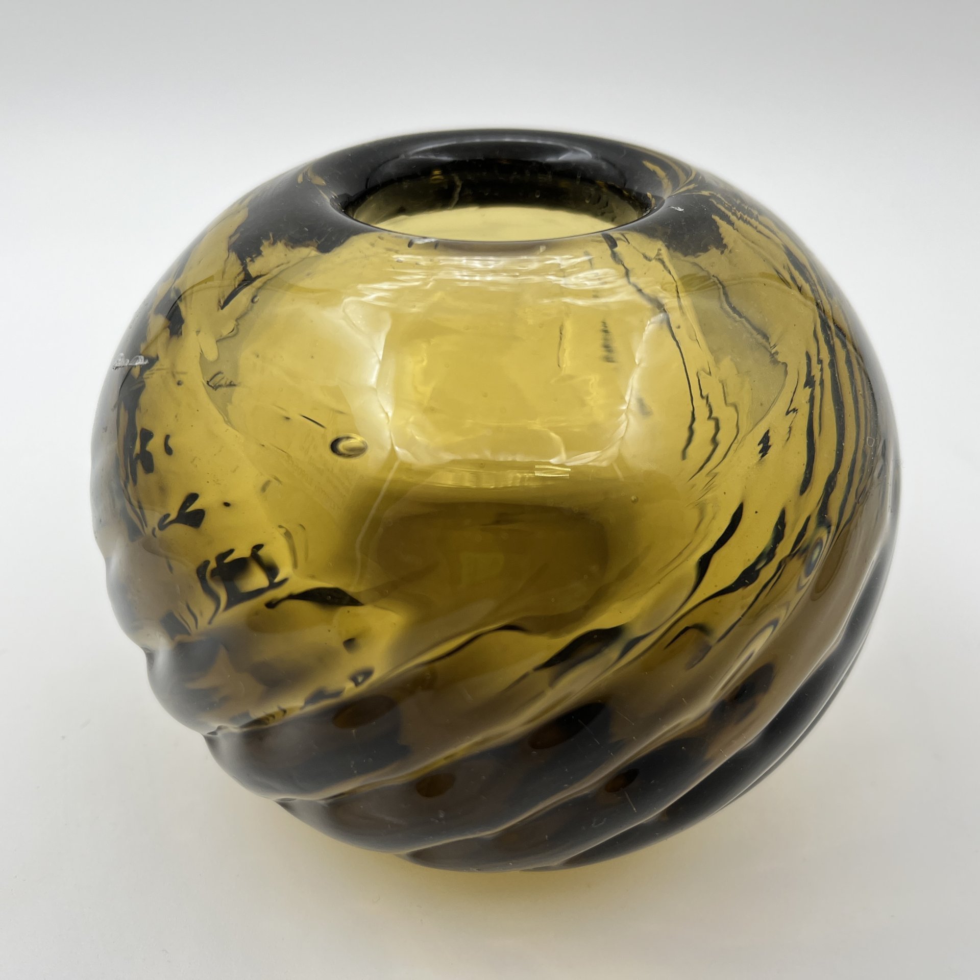 Ваза округлой формы с рельефным витым декором, стекло, гутная техника, СССР, 1970-1990 гг.