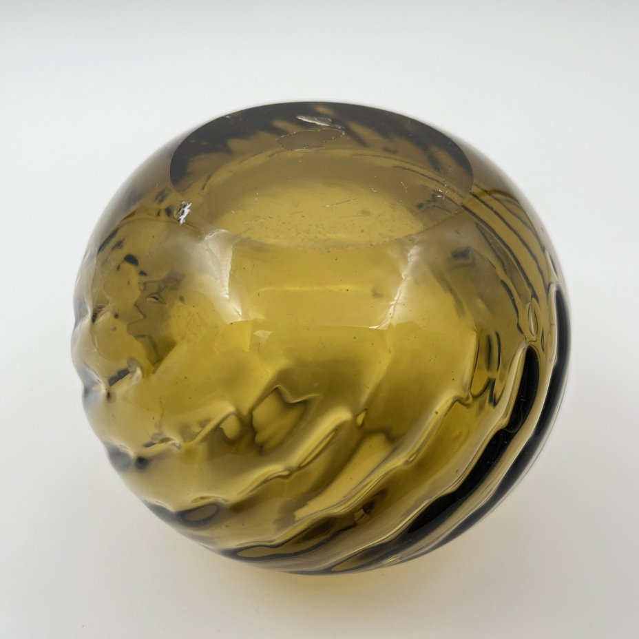 Ваза округлой формы с рельефным витым декором