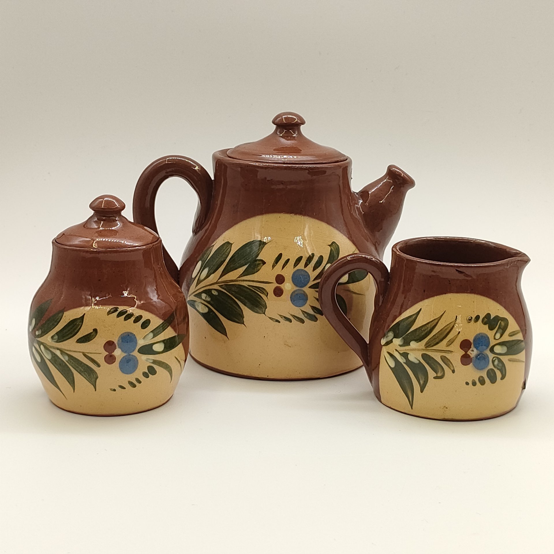 Сервиз чайно-кофейный на 6 персон, украшенный растительным декором