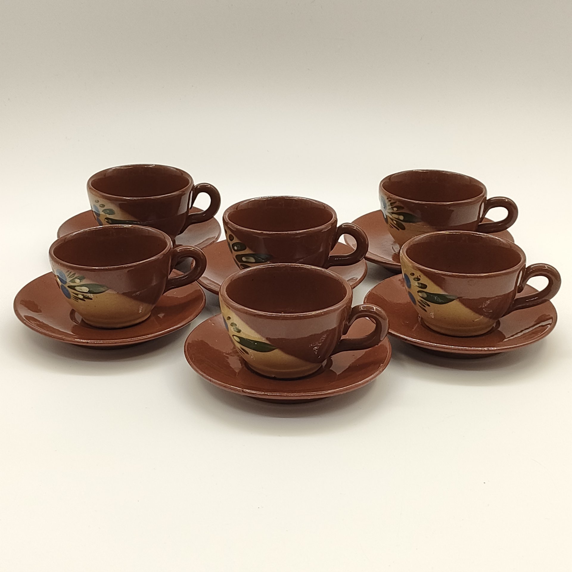 Сервиз чайно-кофейный на 6 персон, украшенный растительным декором