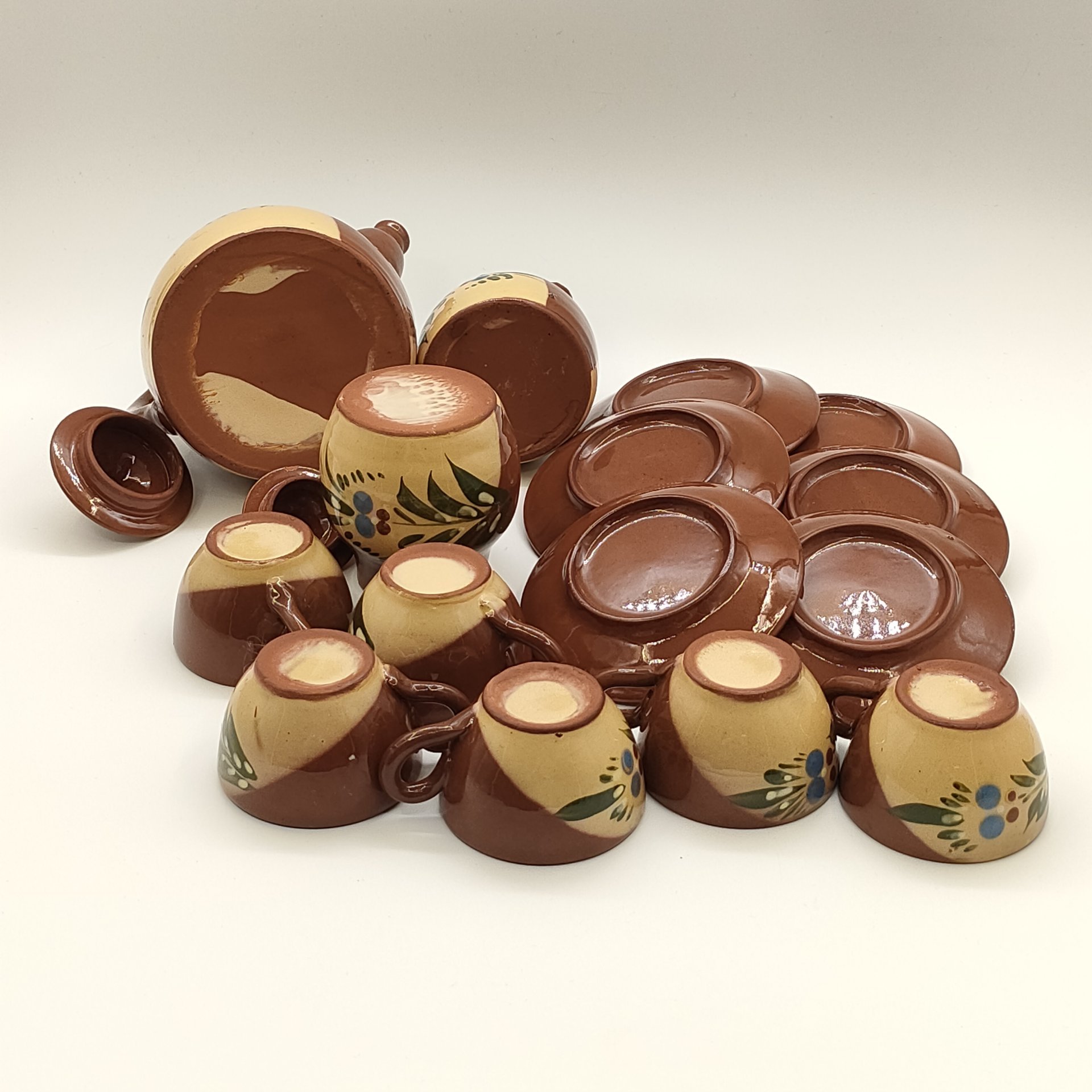 Сервиз чайно-кофейный на 6 персон, украшенный растительным декором