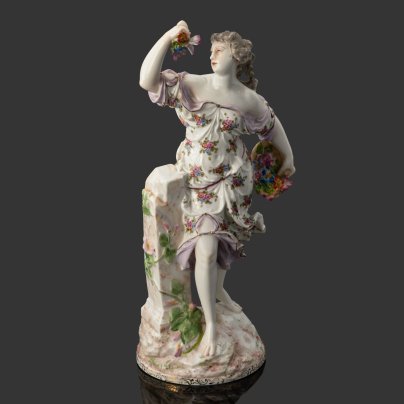 Статуэтка "Цветочница", инициалы "I.P." на дне, фарфор, роспись, золочение, Западная Европа, 1910-1940 гг.