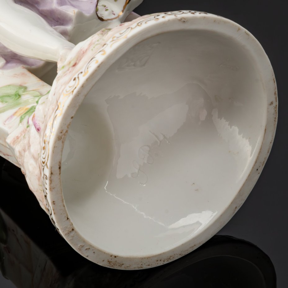 Статуэтка "Цветочница", инициалы "I.P." на дне