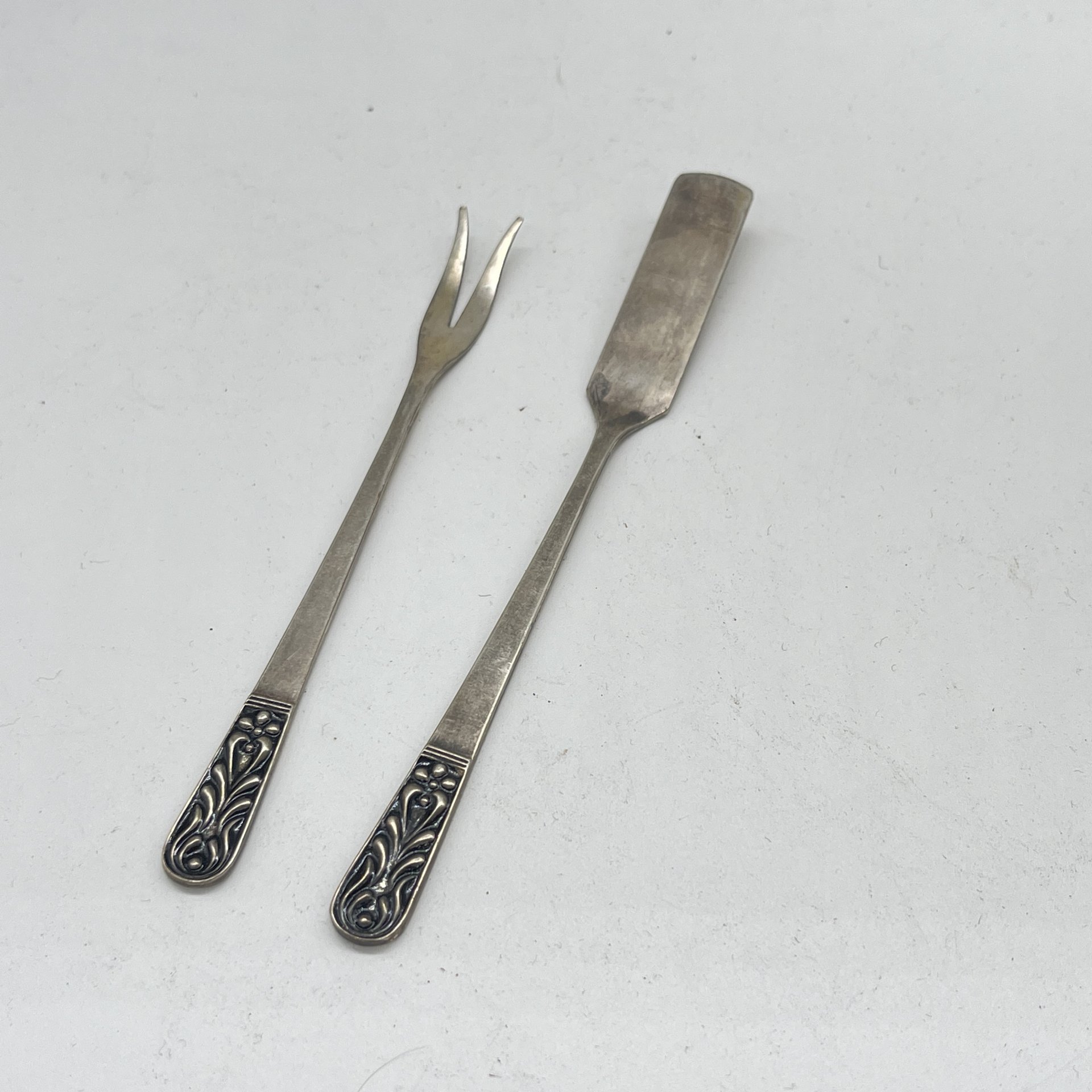 Набор из двух предметов (лопатка для горчицы и вилка двузубая) с цветочным декором, мельхиор (медь-никель), Красносельская ювелирная фабрика, СССР, 1960 г.