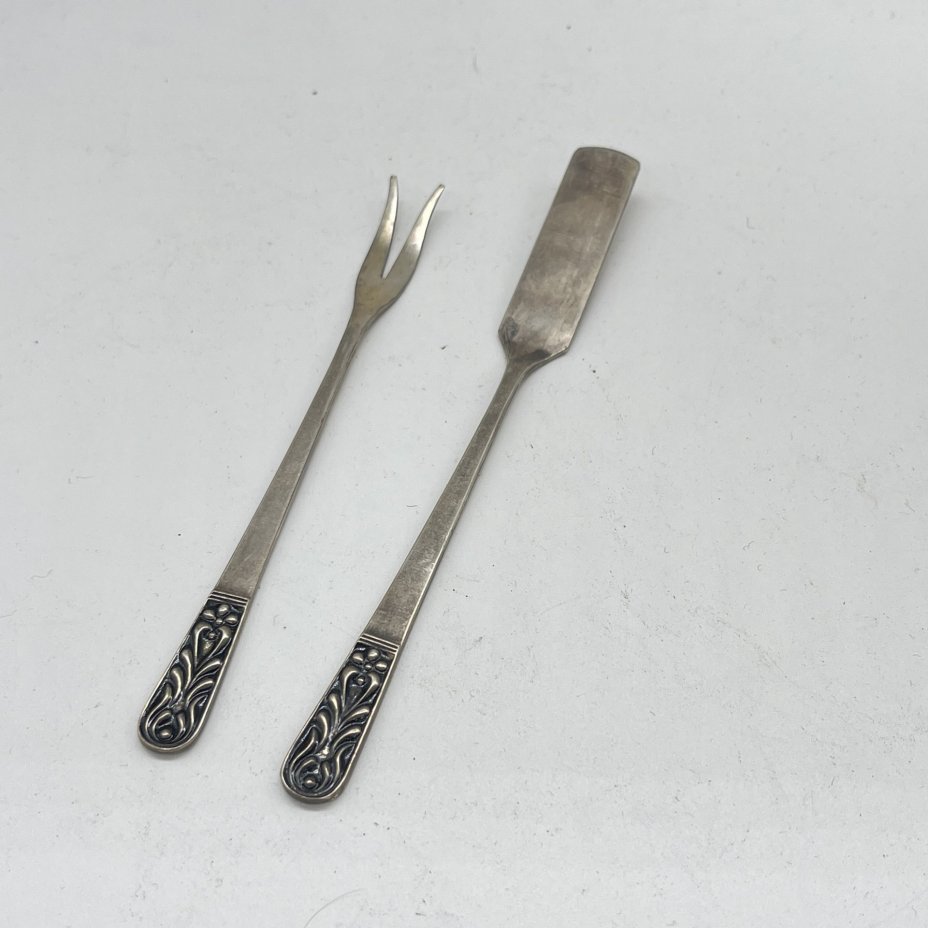 Набор из двух предметов (лопатка для горчицы и вилка двузубая) с цветочным декором, мельхиор (медь-никель), Красносельская ювелирная фабрика, СССР, 1960 г.