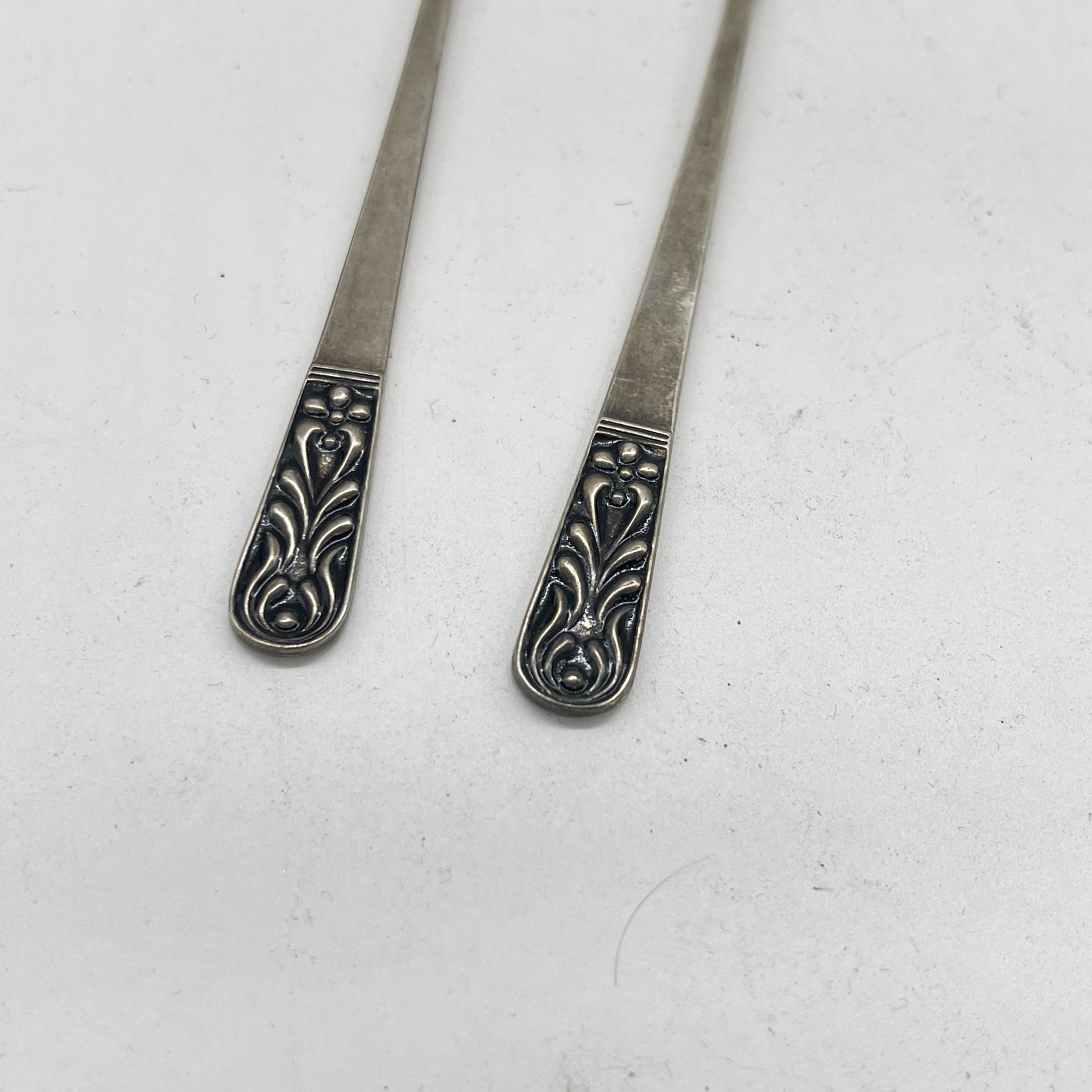 Набор из двух предметов (лопатка для горчицы и вилка двузубая) с цветочным декором, мельхиор (медь-никель), Красносельская ювелирная фабрика, СССР, 1960 г.