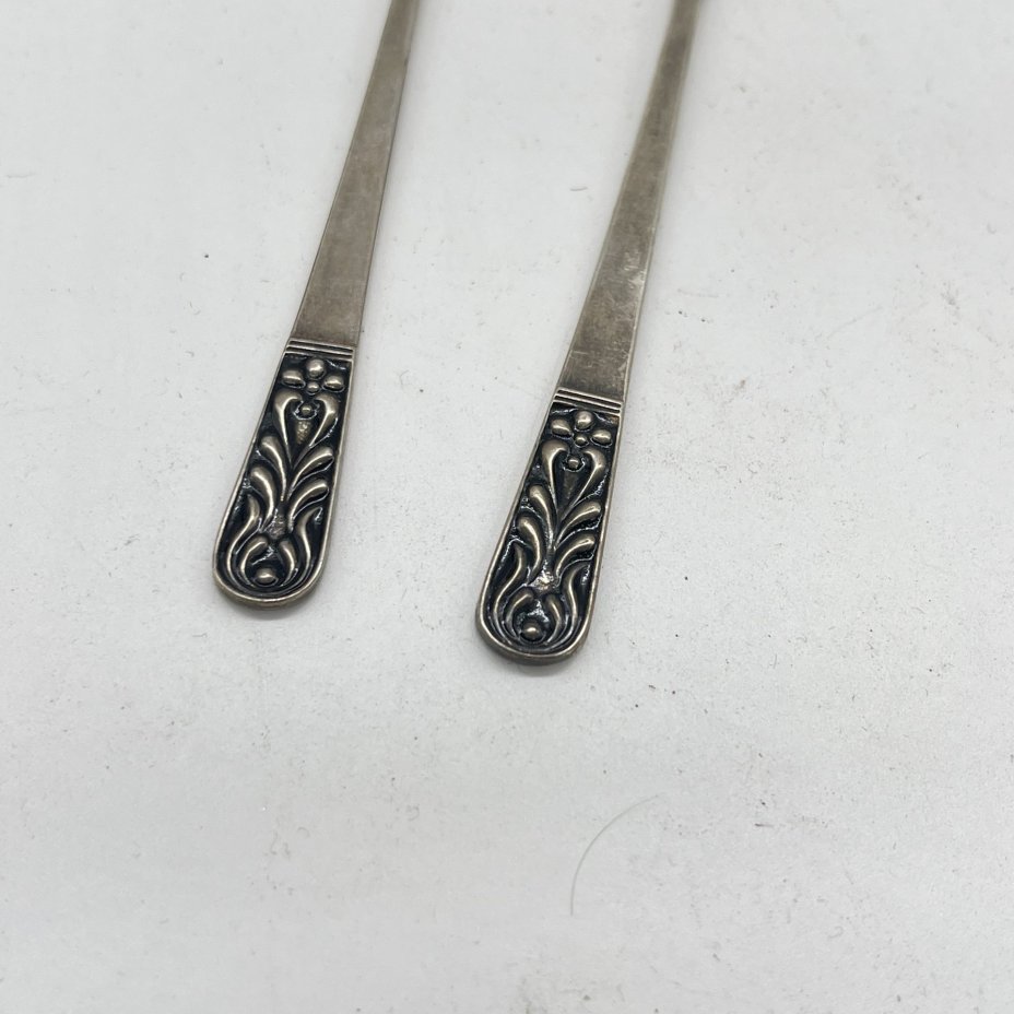 Набор из двух предметов (лопатка для горчицы и вилка двузубая) с цветочным декором, мельхиор (медь-никель), Красносельская ювелирная фабрика, СССР, 1960 г.