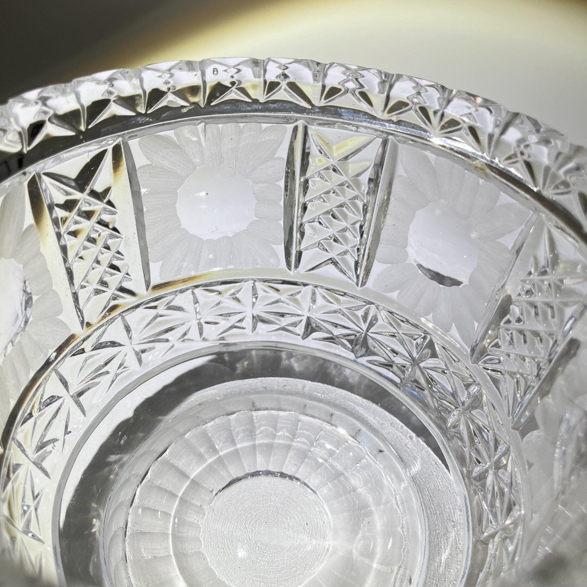 Конфетница с цветочным и геометрическим резным декором, хрусталь, СССР, 1970-1990 гг.