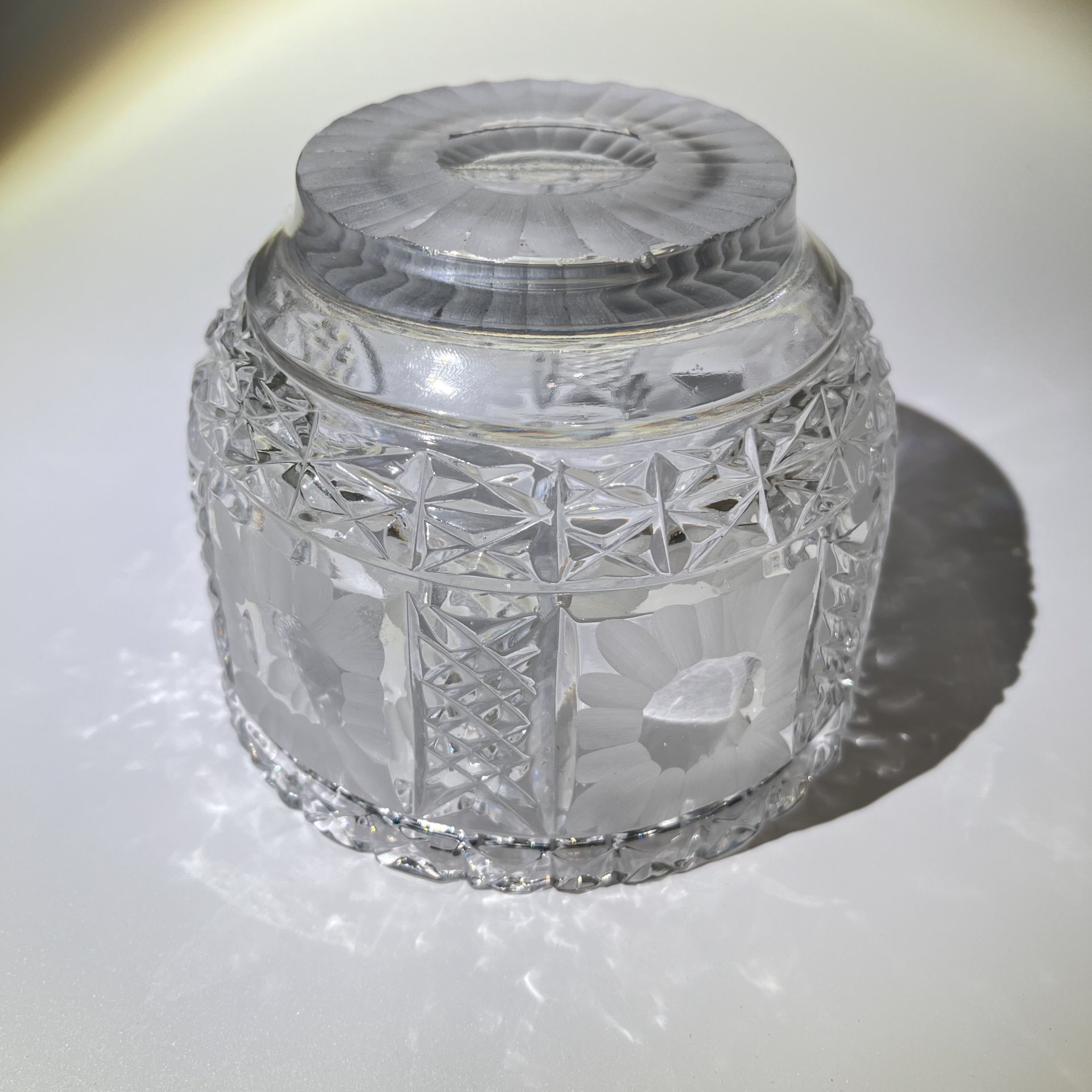 Конфетница с цветочным и геометрическим резным декором, хрусталь, СССР, 1970-1990 гг.