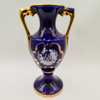Ваза кобальтого оттенка с античной сценой на тулове, фарфор, крытье, золочение, деколь, Западная Европа, 1970-1990 гг.