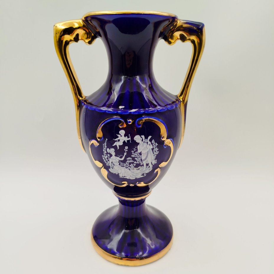 Ваза кобальтого оттенка с античной сценой на тулове, фарфор, крытье, золочение, деколь, Западная Европа, 1970-1990 гг.