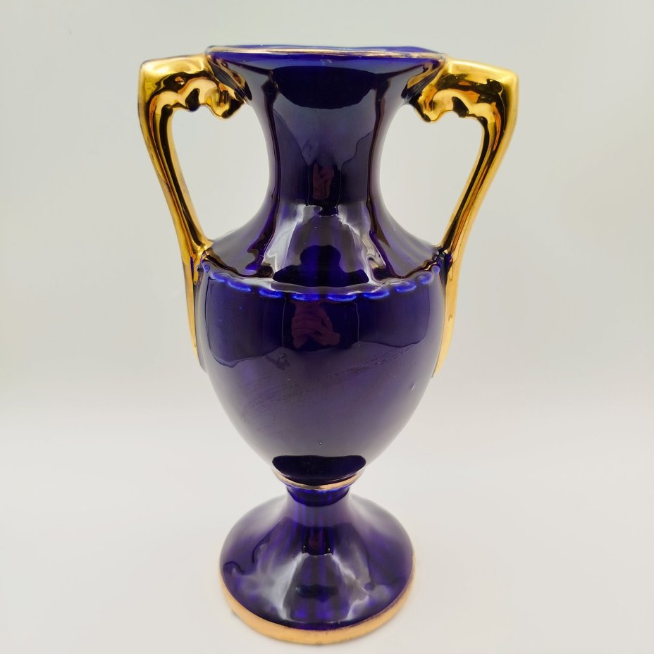 Ваза кобальтого оттенка с античной сценой на тулове