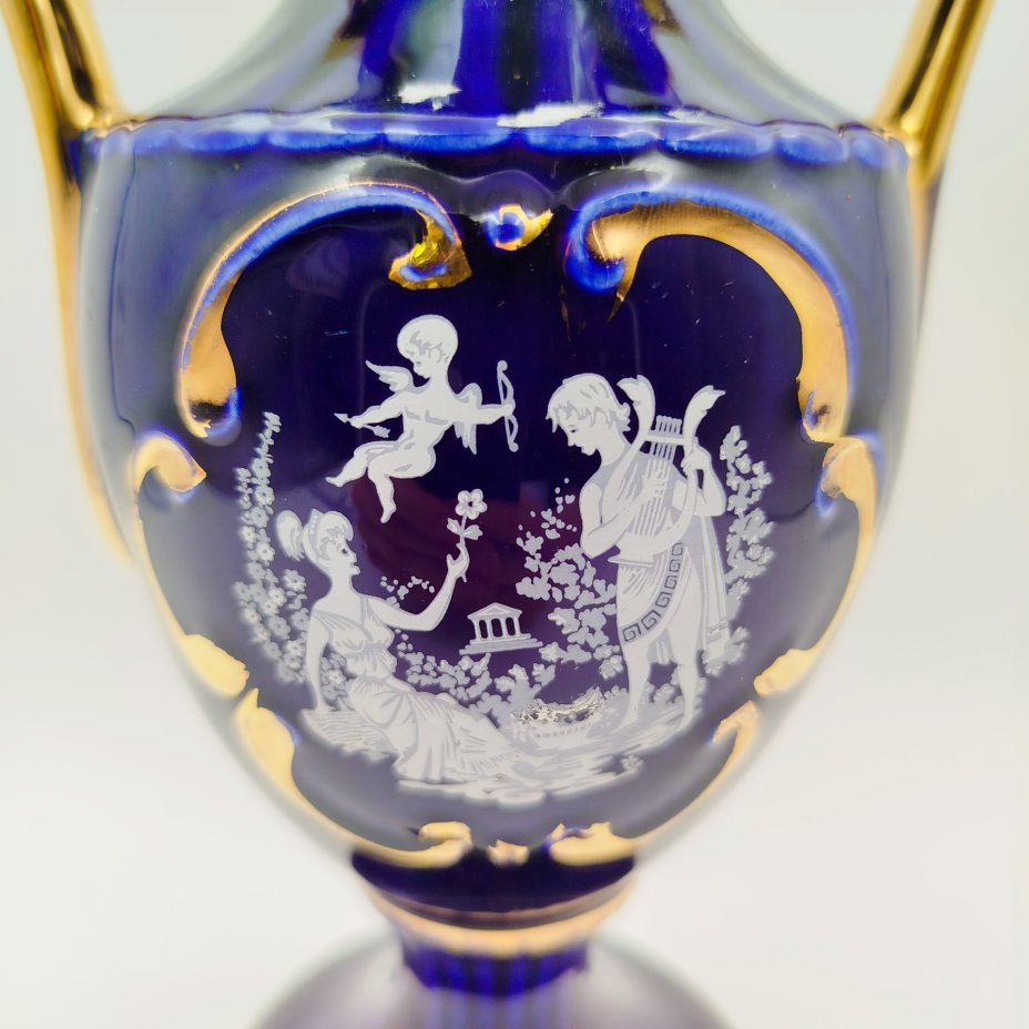 Ваза кобальтого оттенка с античной сценой на тулове