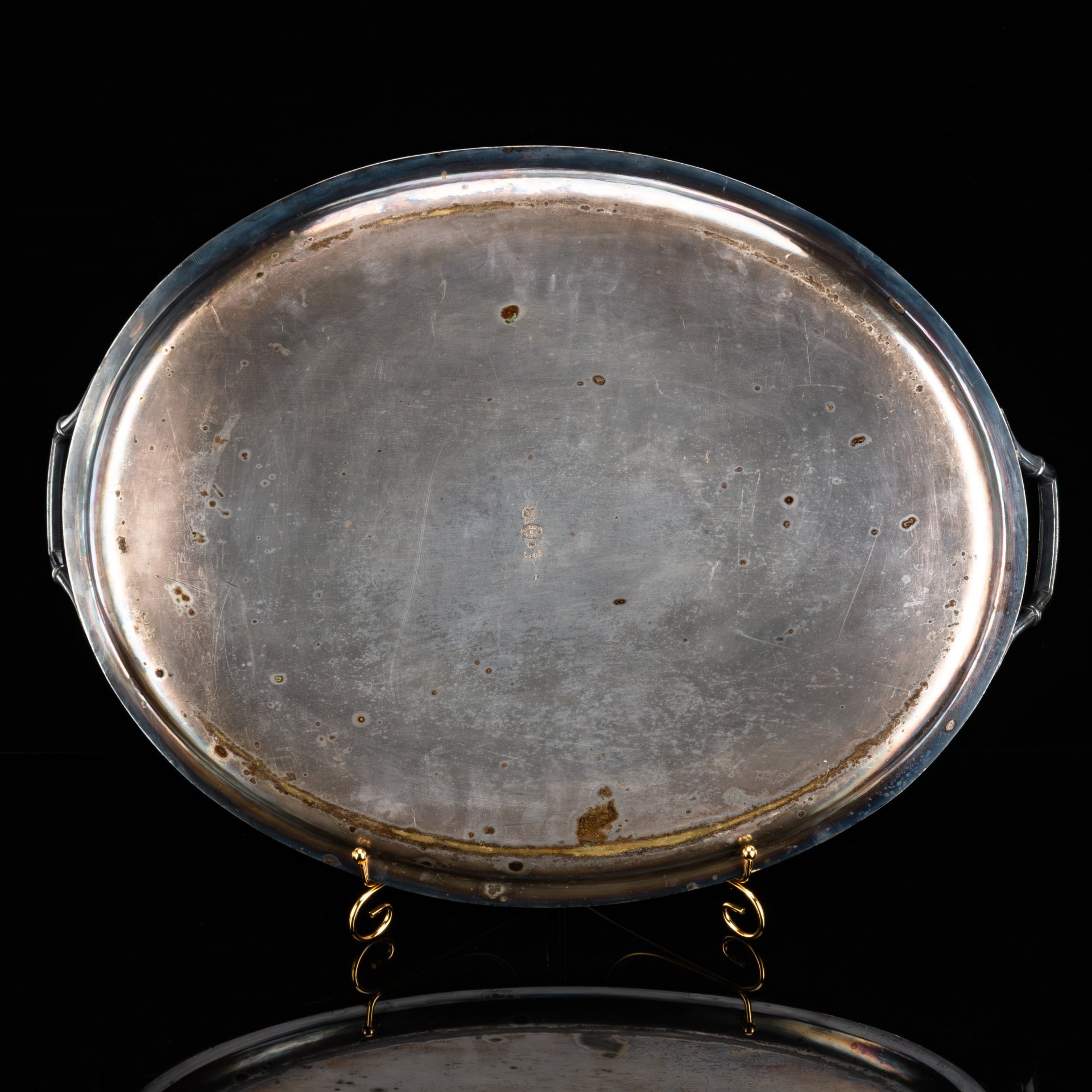 Поднос овальной формы с вензелем в центре, латунь, серебрение, Fraget (Фабрика серебряных и плакированных изделий Иосифа Фраже), Царство Польское, 1896-1914 гг.