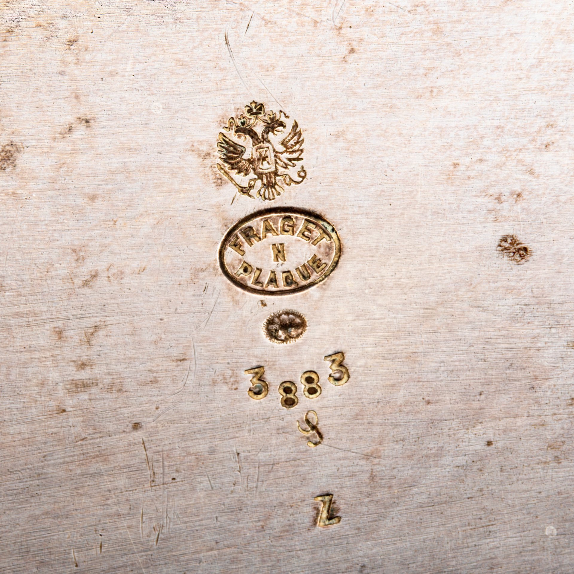 Поднос овальной формы с вензелем в центре, латунь, серебрение, Fraget (Фабрика серебряных и плакированных изделий Иосифа Фраже), Царство Польское, 1896-1914 гг.