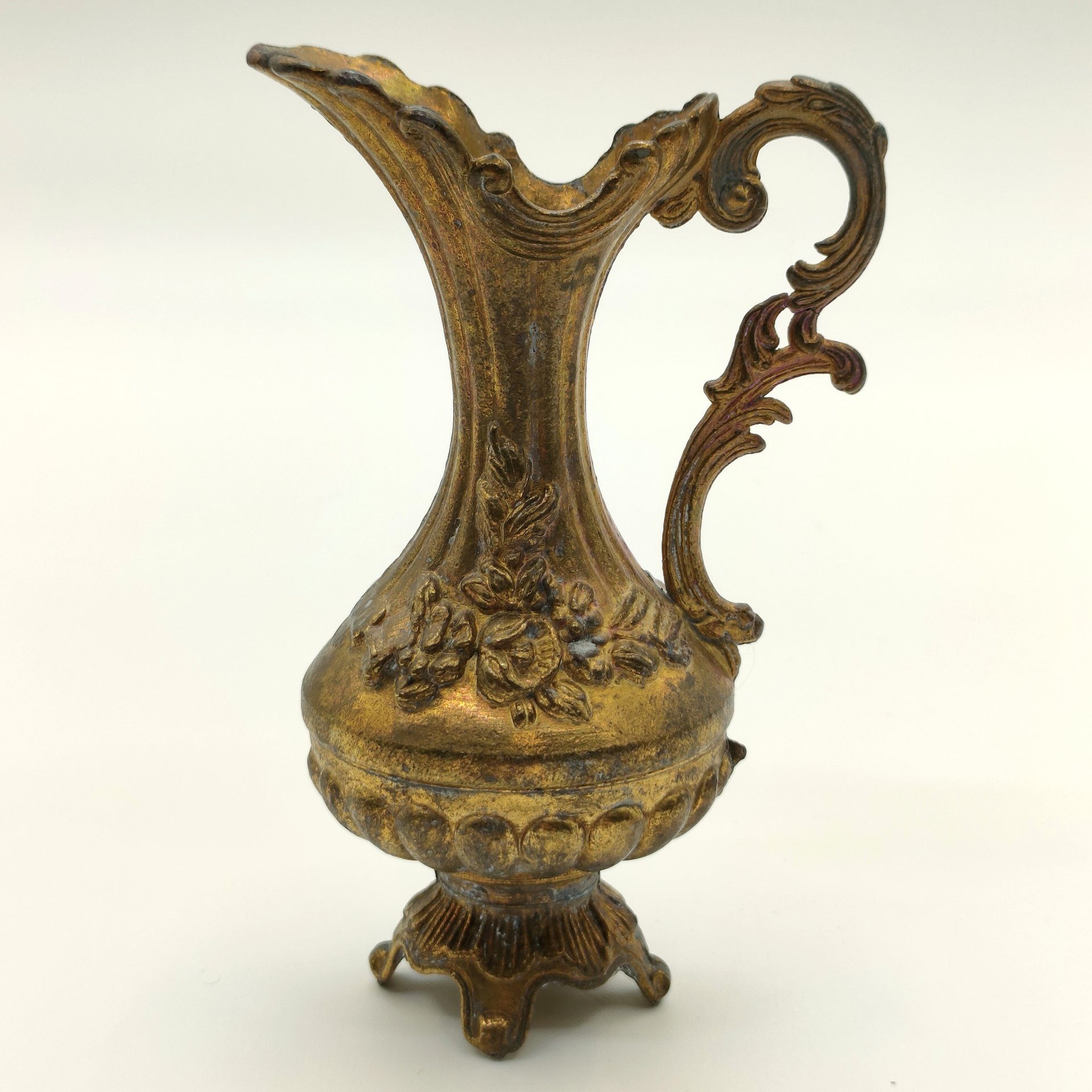 Кувшин декоративный с рельефным цветочным декором, металл, литье, золочение, Италия, 1920-1950 гг.