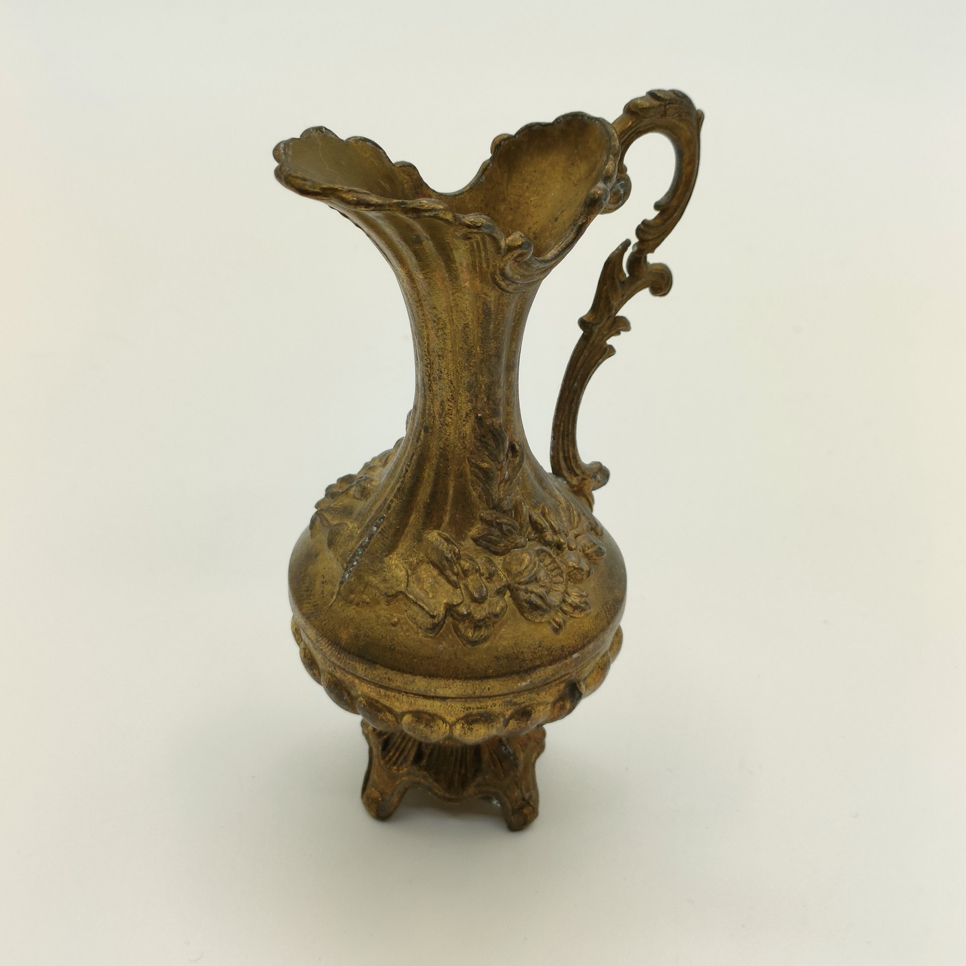 Кувшин декоративный с рельефным цветочным декором, металл, литье, золочение, Италия, 1920-1950 гг.