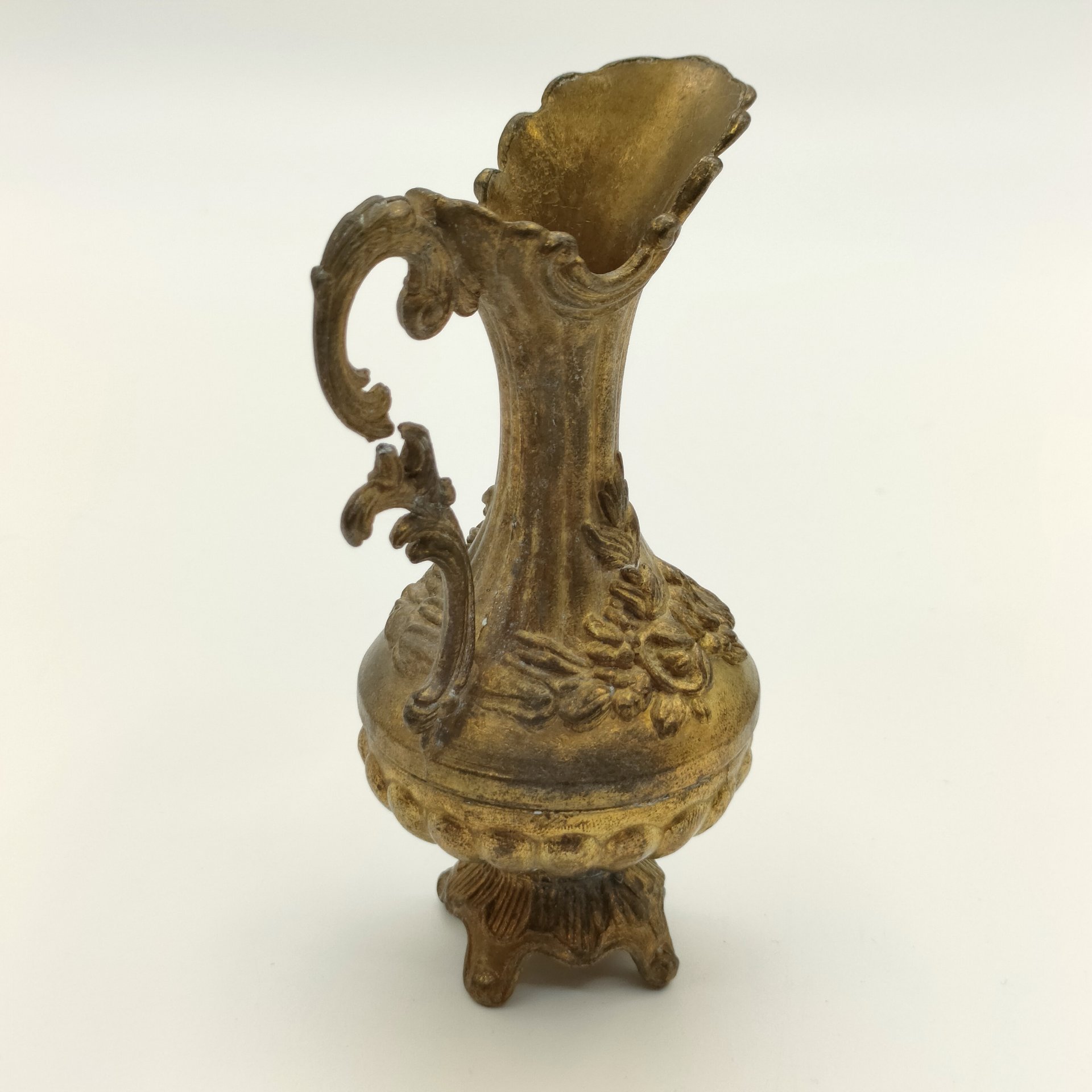 Кувшин декоративный с рельефным цветочным декором, металл, литье, золочение, Италия, 1920-1950 гг.